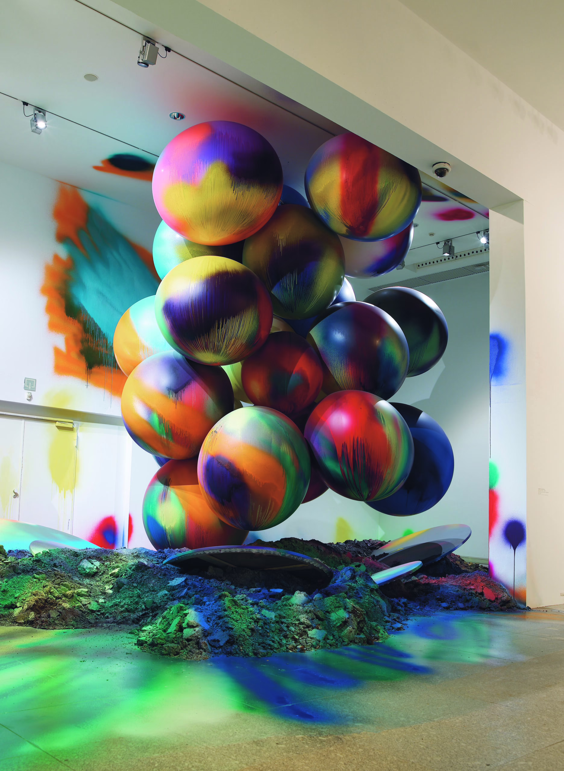 Katharina Grosse, Pigmento Para Plantas y Globos, Artium de Alava, Vitoria-Gasteiz, 2008.