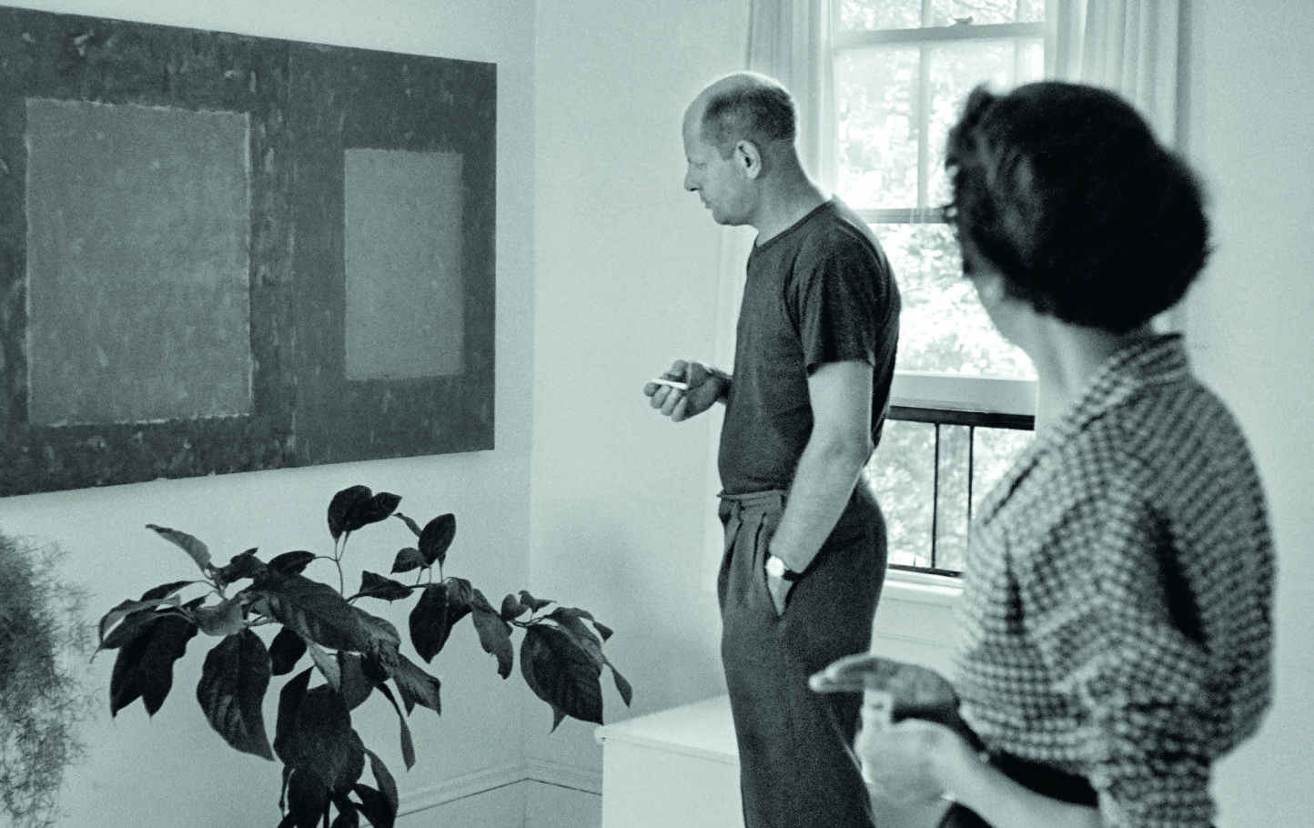 Jackson Pollock and Lee Krasner observing Untitled, in a rare photograph of Pollock critiquing a work by Krasner. Springs, New York, August 1953.